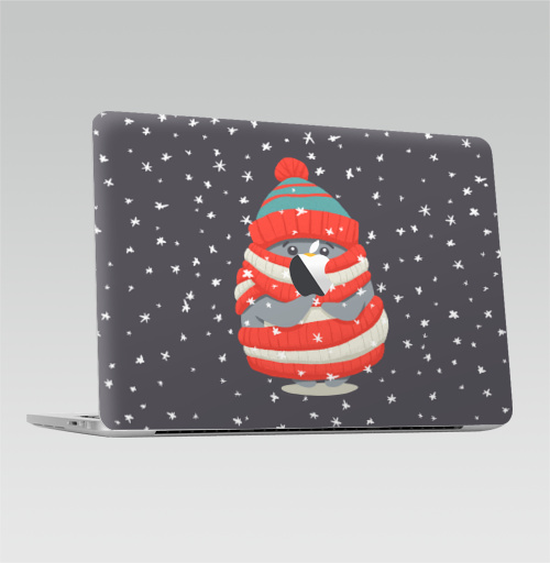 Наклейка на Ноутбук Macbook Pro 2013-2015 – Macbook Retina Pro (с яблоком) Пингвин в шарфе и шапке,  купить в Москве – интернет-магазин Allskins, новый год, зима, лес, пингвин, снег, шапка, шарф, замерз