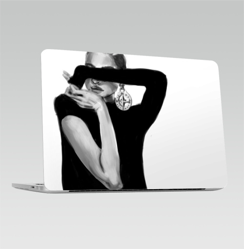 Наклейка на Ноутбук Macbook Pro 2016-2018 – Macbook Pro Touch Bar Девушка с сережкой,  купить в Москве – интернет-магазин Allskins, девушка, модели, черно-белое, сережка, компас, мода