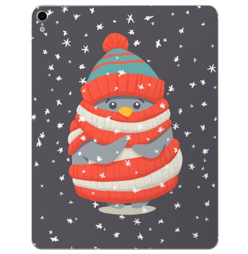 Наклейка на Планшет Apple iPad Pro 2015-2018 Пингвин в шарфе и шапке,  купить в Москве – интернет-магазин Allskins, новый год, зима, лес, пингвин, снег, шапка, шарф, замерз