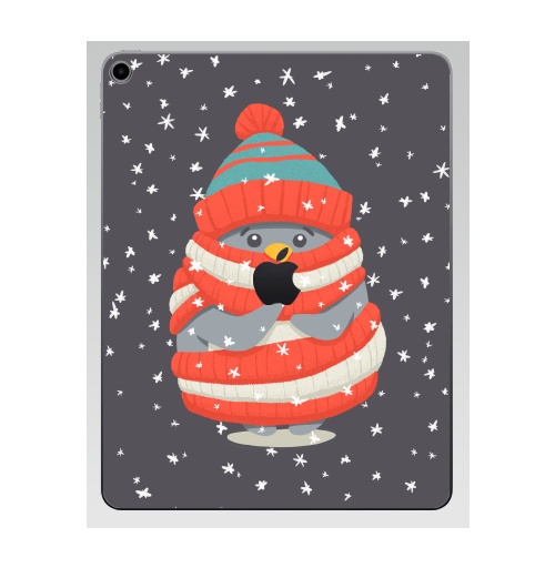 Наклейка на Планшет Apple iPad 7 2019 Пингвин в шарфе и шапке,  купить в Москве – интернет-магазин Allskins, новый год, зима, лес, пингвин, снег, шапка, шарф, замерз