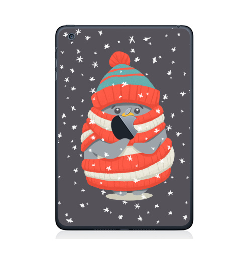 Наклейка на Планшет Apple iPad Mini c яблоком Пингвин в шарфе и шапке,  купить в Москве – интернет-магазин Allskins, новый год, зима, лес, пингвин, снег, шапка, шарф, замерз