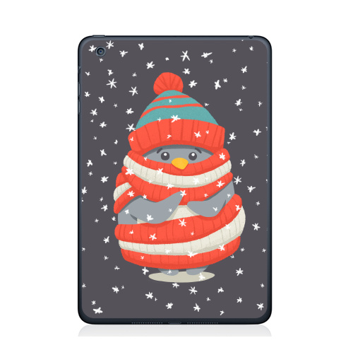 Наклейка на Планшет Apple iPad Mini 4 Пингвин в шарфе и шапке,  купить в Москве – интернет-магазин Allskins, новый год, зима, лес, пингвин, снег, шапка, шарф, замерз