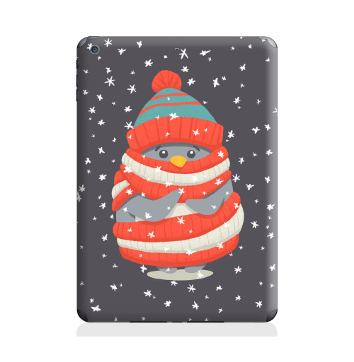 Наклейка на Планшет Apple iPad Air Пингвин в шарфе и шапке,  купить в Москве – интернет-магазин Allskins, новый год, зима, лес, пингвин, снег, шапка, шарф, замерз