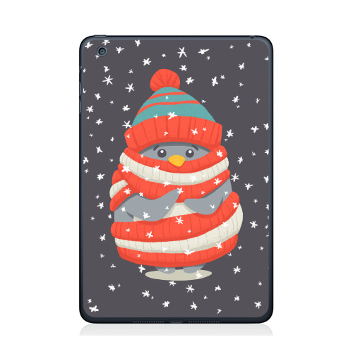 Наклейка на Планшет Apple iPad Mini 1/2/3 Пингвин в шарфе и шапке,  купить в Москве – интернет-магазин Allskins, новый год, зима, лес, пингвин, снег, шапка, шарф, замерз