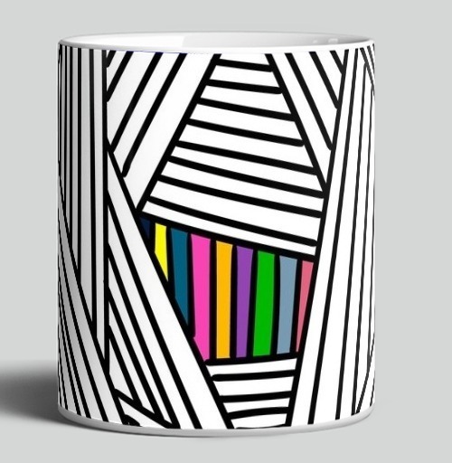 Фотография футболки Контрастный цветовой акцент сквозь абстрактные пересекающиеся линии