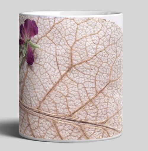 Фотография футболки Dry Leaf with Purple Flower – Засушенный лист с цветком на фоне