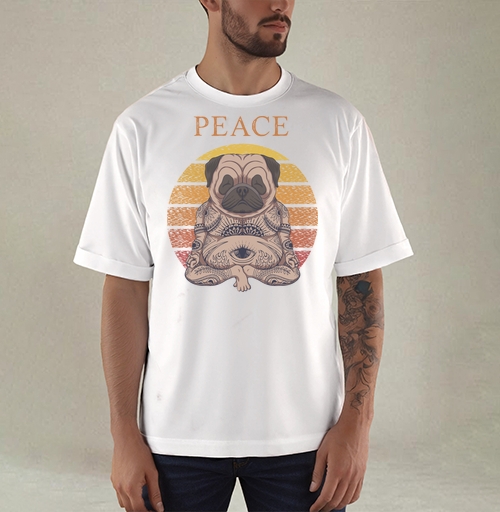 Фотография футболки Мопс в позе лотоса с тату PEACE
