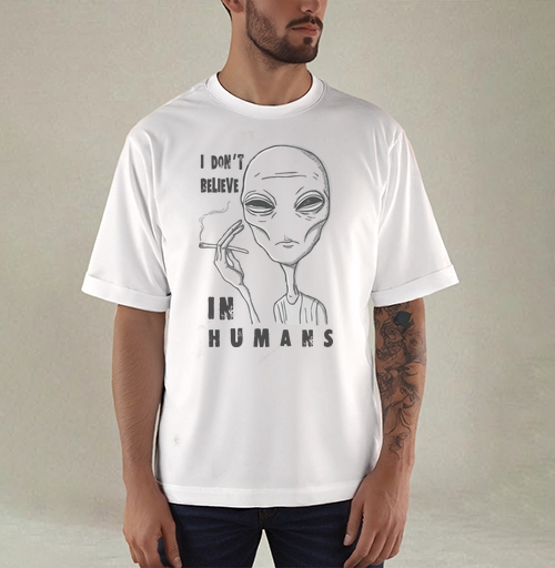 Фотография футболки Футболка «I DON’T BELIEVE IN HUMANS» с графикой пришельца