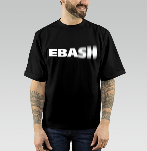 Фотография футболки Динамичный текст EBASIII с эффектом размытия