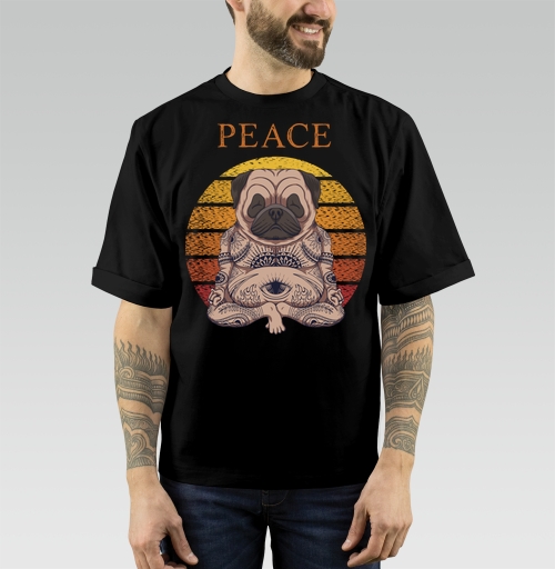 Фотография футболки Мопс в позе лотоса с тату PEACE