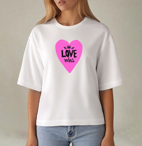 Фотография футболки LOVE wins яркое розовое сердце с короной