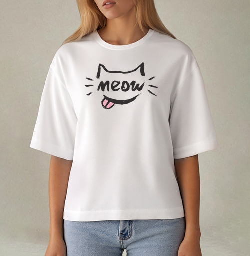 Фотография футболки Игривый кот с надписью meow и высунутым язычком