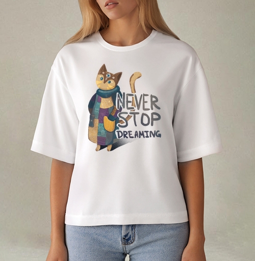 Фотография футболки Яркая вдохновляющая стилизованная кошка NEVER STOP DREAMING