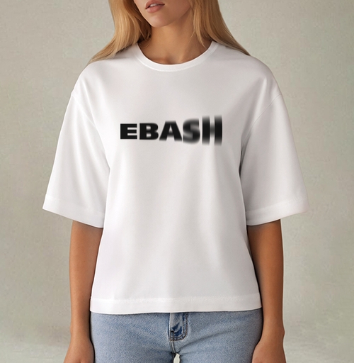 Фотография футболки Динамичный текст EBASIII с эффектом размытия
