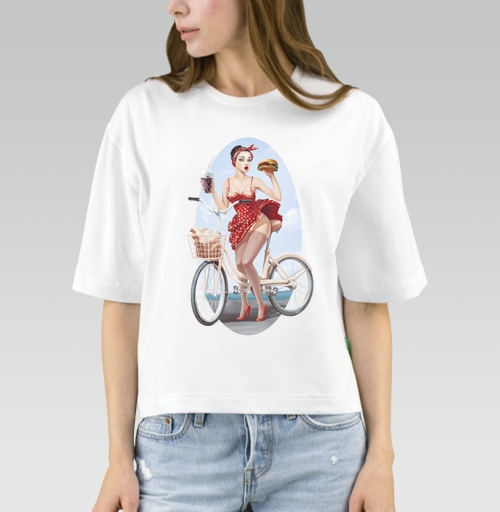 Женская Футболка Oversize–Mido с рисунком Девушка кушает бургер на велосипеде 179650, размер 40 (XS) &mdash; 54 (4XL), цвет белый, материал - 100% хлопок высшее качество - купить в интернет-магазине Мэриджейн в Москве и СПБ