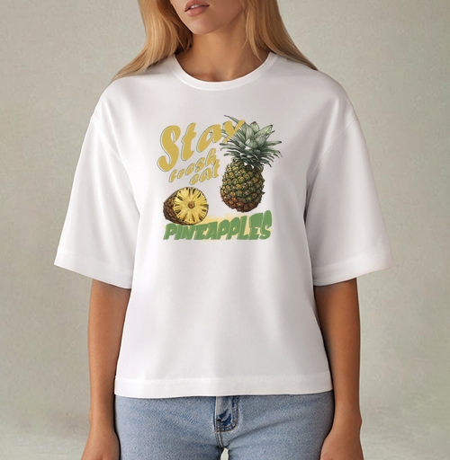 Фотография футболки Свежий ананас с натуральной текстурой и надписями pineapples