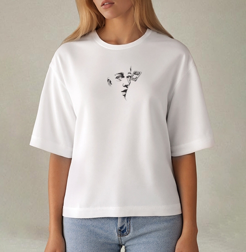 Фотография футболки Загадочный человек с ироничной биркой привлекает взгляды.