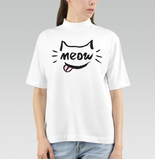 Фотография футболки Игривый кот с надписью meow и высунутым язычком
