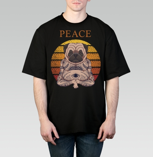 Фотография футболки Мопс в позе лотоса с тату PEACE