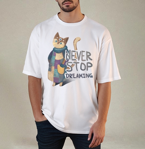 Фотография футболки Яркая вдохновляющая стилизованная кошка NEVER STOP DREAMING