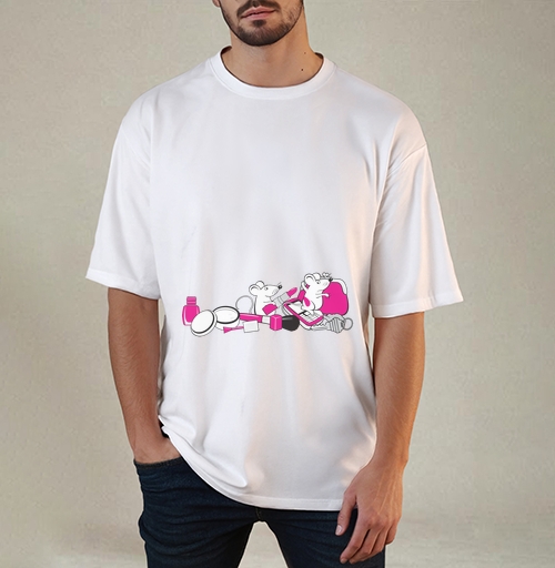 Фотография футболки Белые мыши с косметикой среди ярко розового фона