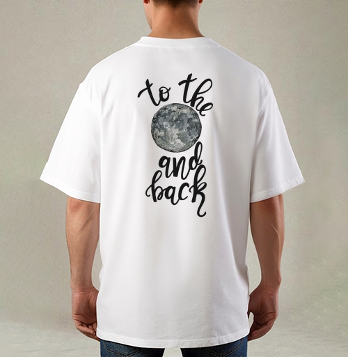 Фотография футболки Луна и надпись «to the moon and back» в минимализме