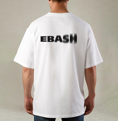 Фотография футболки Динамичный текст EBASIII с эффектом размытия