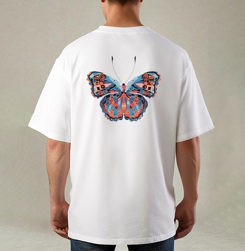 Фотография футболки Яркая разноцветная бабочка на оранжевом фоне с неповторимыми мазками