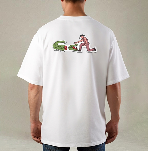 Фотография футболки Охотник с ножом против крокодила – Hunter with Knife Against Crocodile