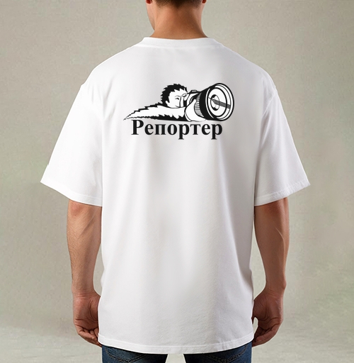 Фотография футболки Черно-белый логотип «Репортер» с камерой и огненным следом