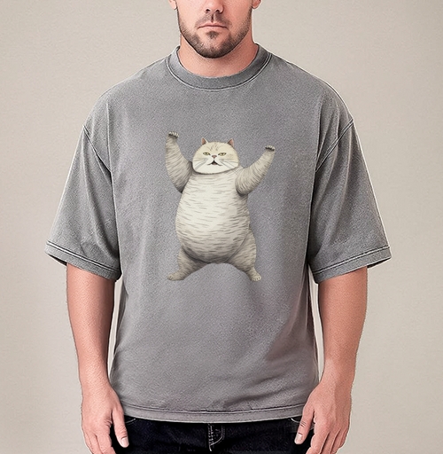 Фотография футболки Серый большой кот держащий лапы вверх в позе силы