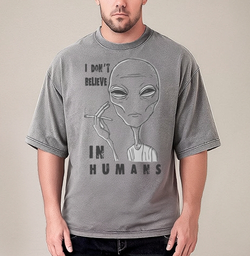 Фотография футболки Футболка «I DON’T BELIEVE IN HUMANS» с графикой пришельца