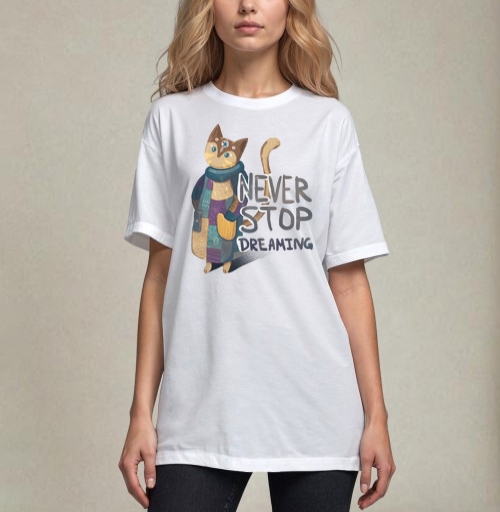 Фотография футболки Яркая вдохновляющая стилизованная кошка NEVER STOP DREAMING