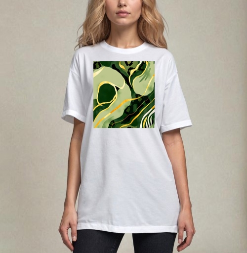 Фотография футболки Золотые изгибы на зеленом анималистичном фоне / Golden curves on green animal background
