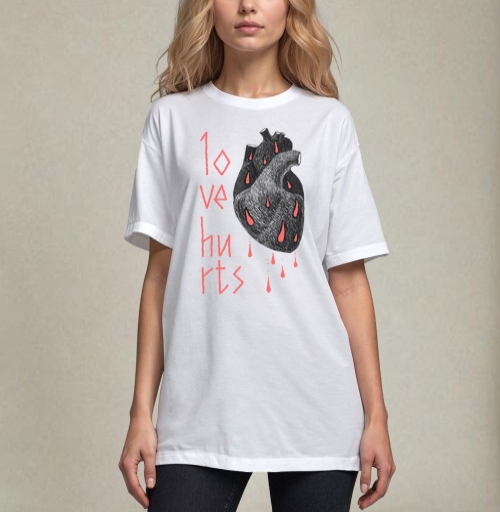 Фотография футболки Love hurts! / Любовь ранит!
