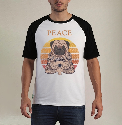 Фотография футболки Мопс в позе лотоса с тату PEACE