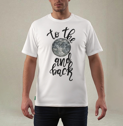 Фотография футболки Луна и надпись «to the moon and back» в минимализме