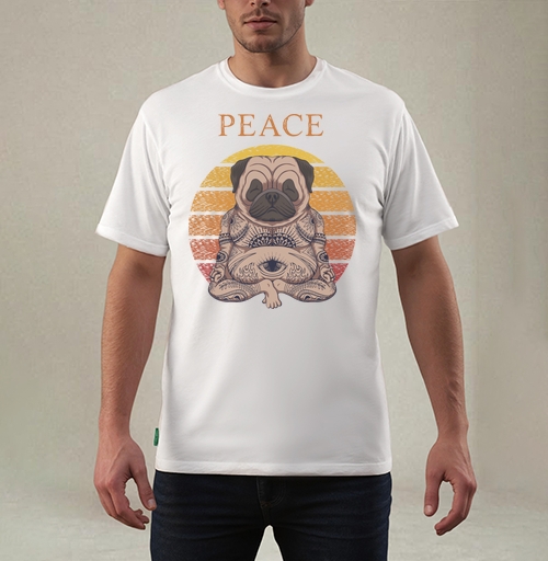 Фотография футболки Мопс в позе лотоса с тату PEACE