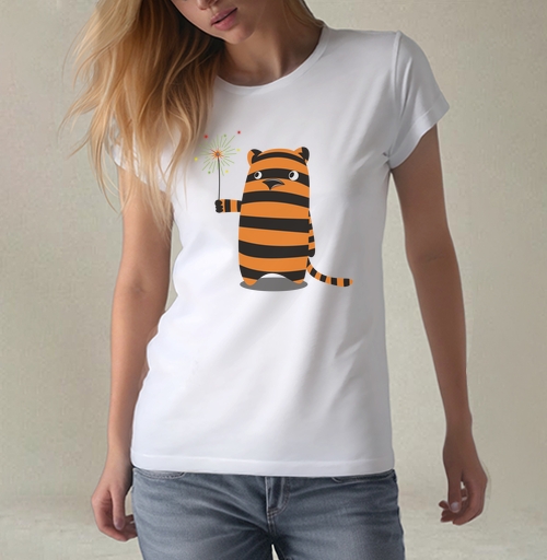 Фотография футболки Derpy Tiger/Дерпи Тигр с бенгальским огнем в моменте маленького личного праздника