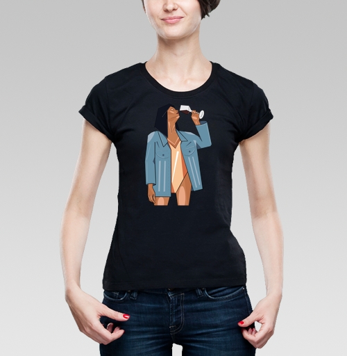 Фотография футболки Элегантная расслабленная девушка вкушает красный напиток женщина пьет вино