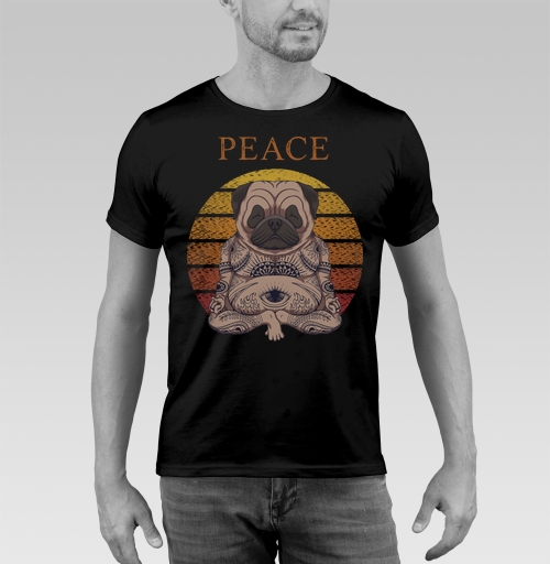 Фотография футболки Мопс в позе лотоса с тату PEACE