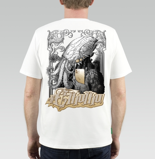Фотография футболки Ктулху делает селфи на айФон, чёрно-золотая версия