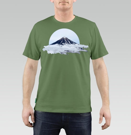 Фотография футболки Вулкан в облаках