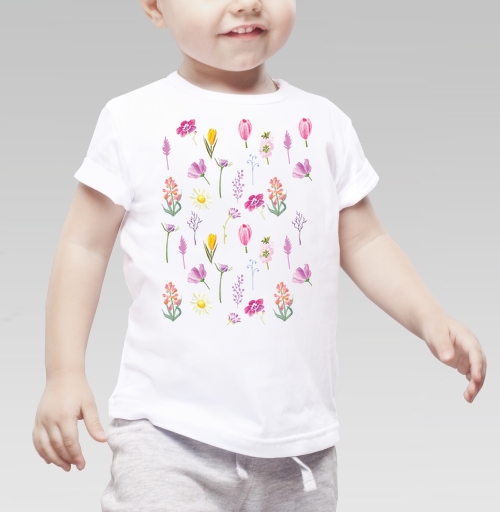 Фотография футболки Цветочный паттерн на белом фоне, розовые цветы