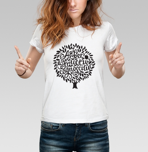 Фотография футболки Дерево узнают по плодам его. Латынь.