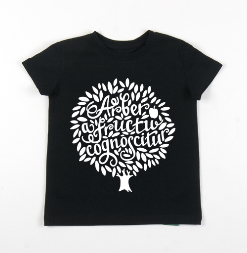 Фотография футболки Дерево узнают по плодам его. Латынь.