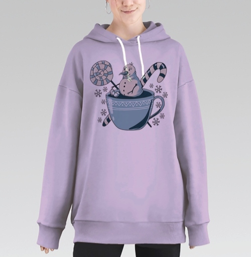 Фотография футболки Веселый снеговик в уютной чашке с карамелью