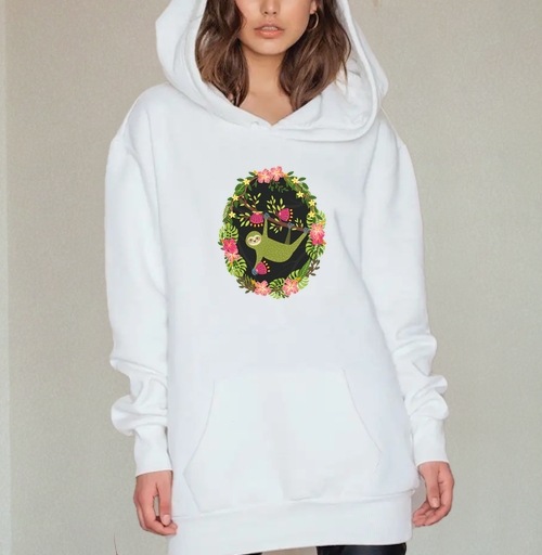 Фотография футболки Ленивец в тропическом цветочном венке