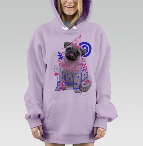 Фотография футболки Мопс в карнавальном костюме с яркими элементами и живым стилем
