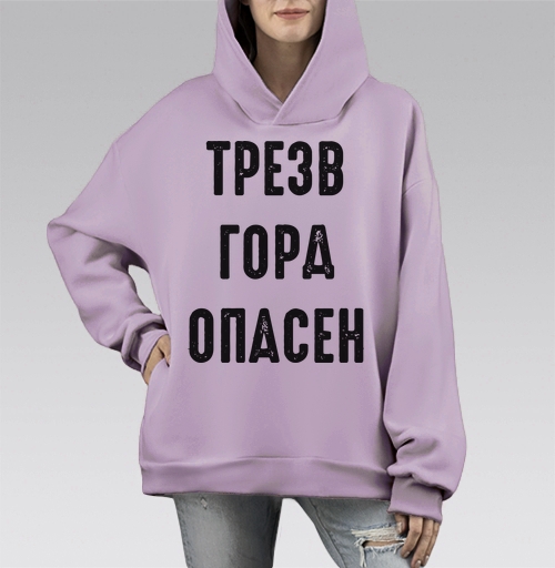 Фотография футболки Ироничный принт с надписью «ТРЕЗВ ГОРА ОПАСЕН»